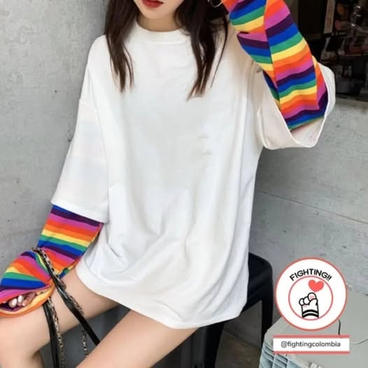 Camiseta con mangas arcoiris